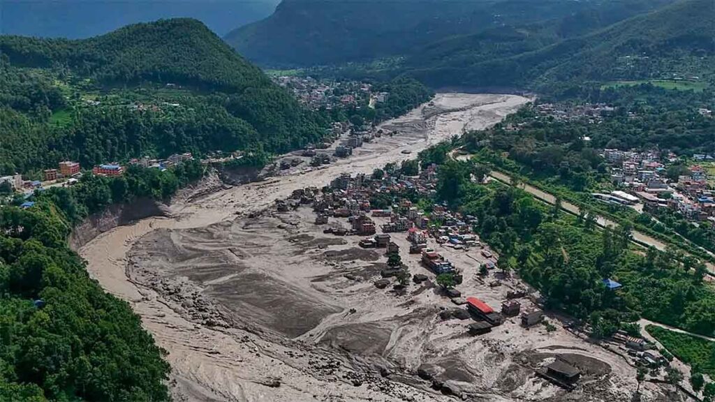 NEPAL, BAJO EL AGUA: 22 MUERTOS Y CIENTOS DESAPARECIDOS