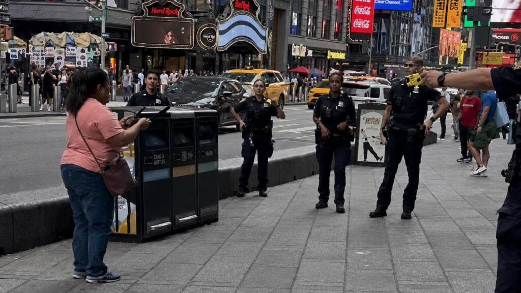 PÁNICO EN TIMES SQUARE: POLICÍAS ABATEN A PRESUNTA ATACANTE