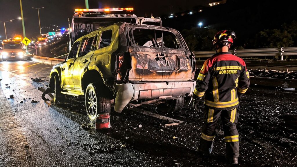¡TRAGEDIA EN GUAYLLABAMBA! VEHÍCULO SE INCENDIA Y DEJA UN FALLECIDO