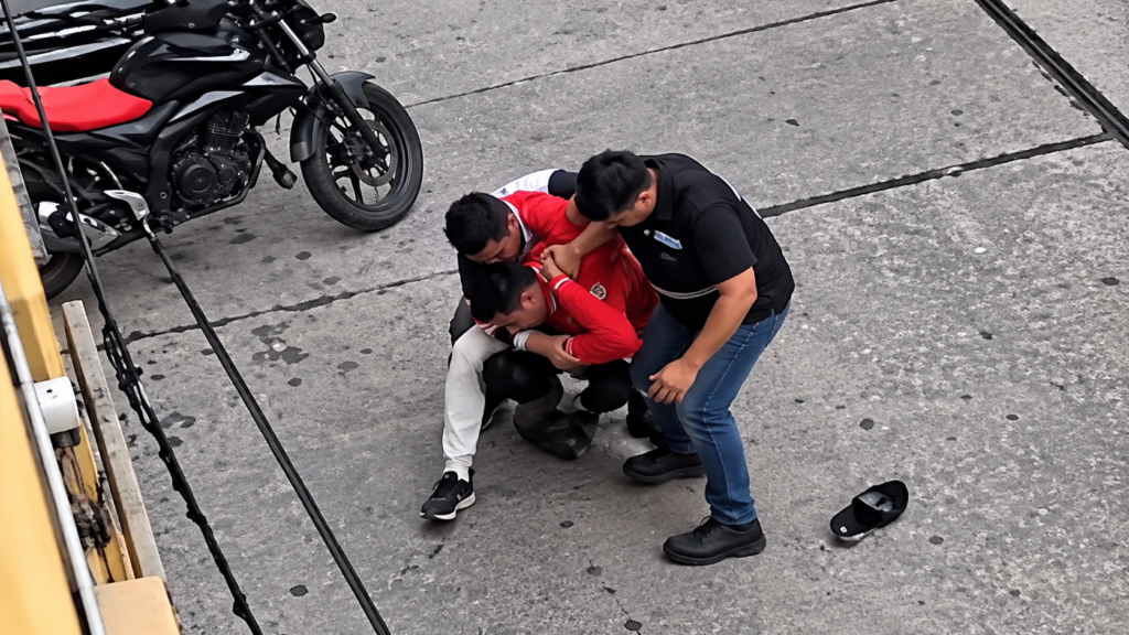 ¡QUISO ROBAR Y RECIBIÓ “PALOTERAPIA”! VÍCTIMA ENFRENTÓ A PRESUNTO LADRÓN EN GUAYAQUIL